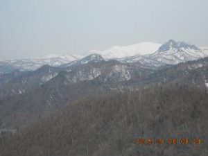 27.4.26余市方面の高い山、まだ真っ白